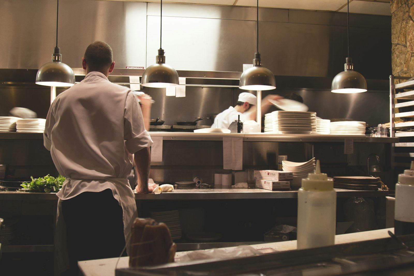 Chef al lavoro in una cucina professionale
