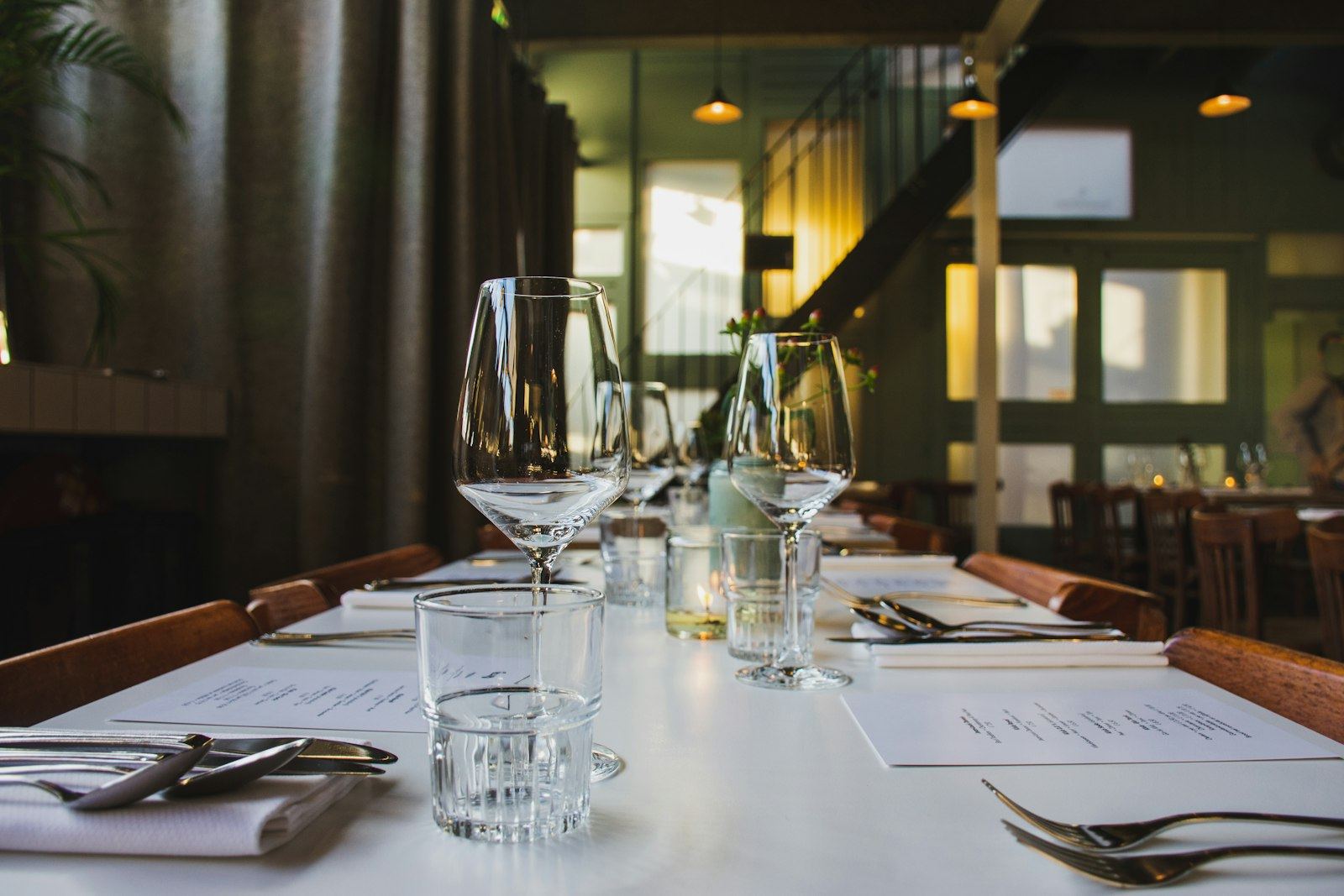 Sala di un ristorante apparecchiata